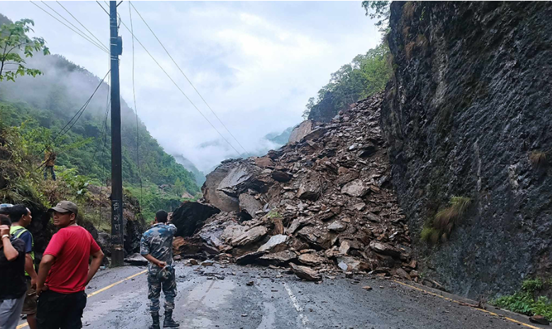 मुग्लिन/नारायणगढ खण्डमा पहिरो झर्ने क्रम जारी, सडक अवरूद्ध